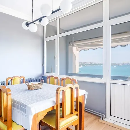 Апартаменты Magnificent Sea View Flat 5 Min To Istiklal Square Стамбул